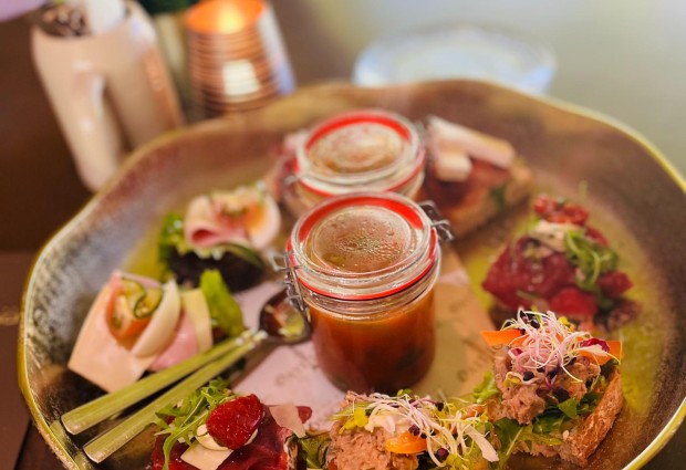 Eten in een wijnvat bij Gasterij Oatmössche in Ootmarsum